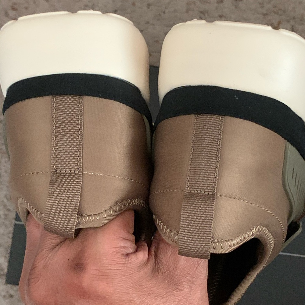 Sneakers - Picture 4 of 5